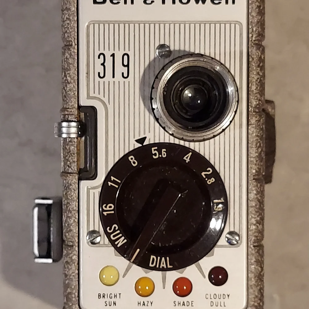VINTAGE 1940s COLLECTIBLE BELL & HOWELL 319 8mm MOVIE CAMERA SUNOMETER TRI-LENS